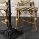 Table et chaises de bistrot parisien .