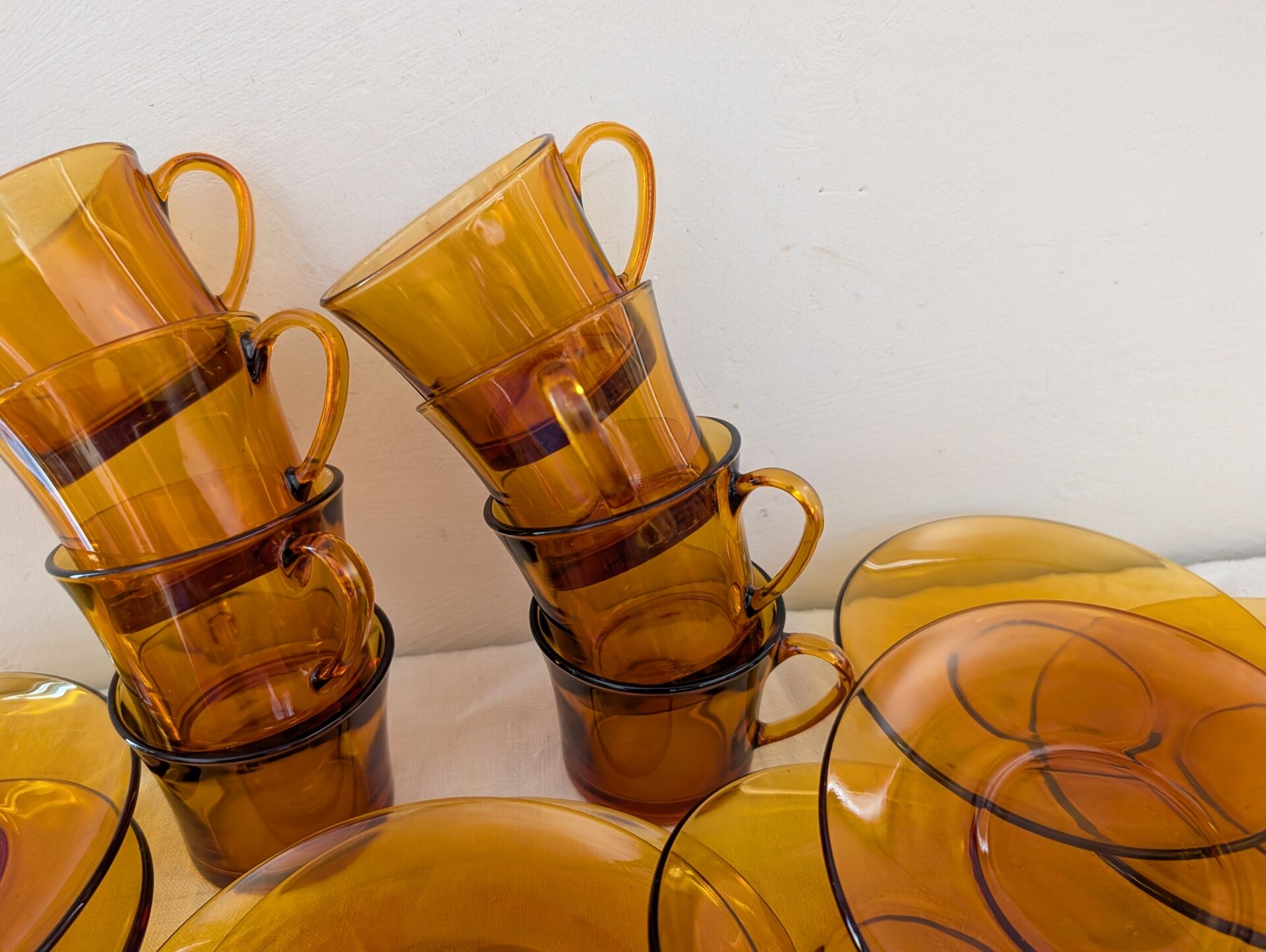 8 Duralex amber glass cups and saucers – France, 1970s