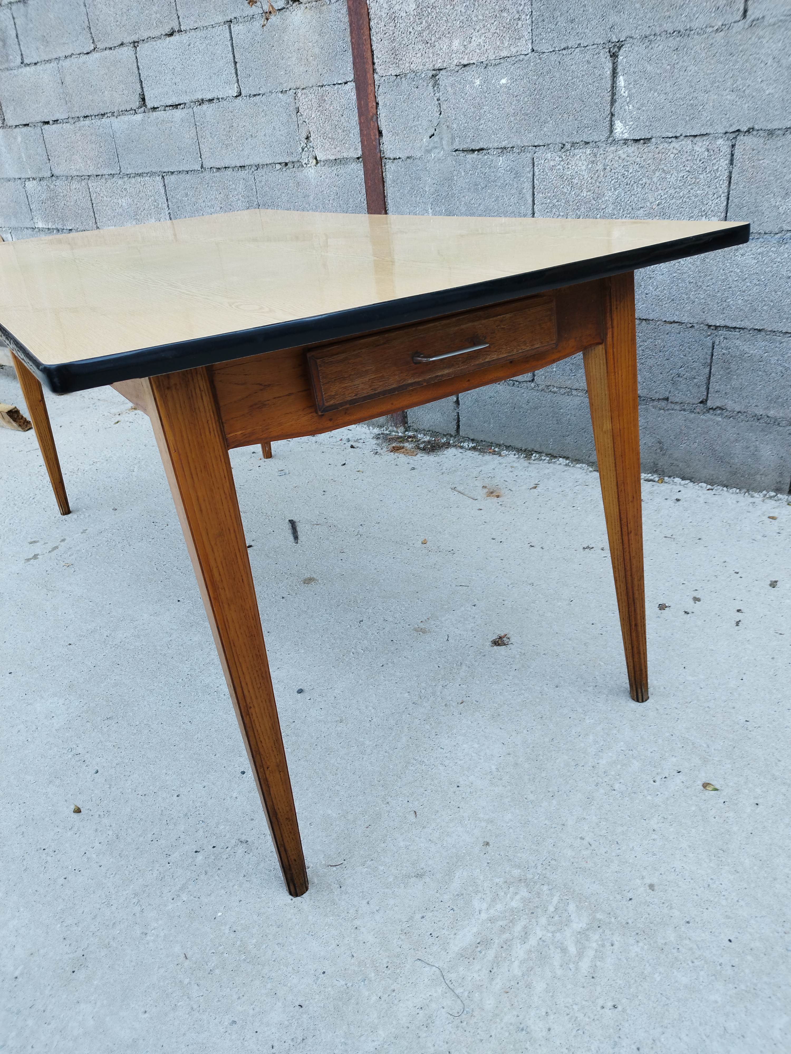 Large table with oak spindle top formica year 50