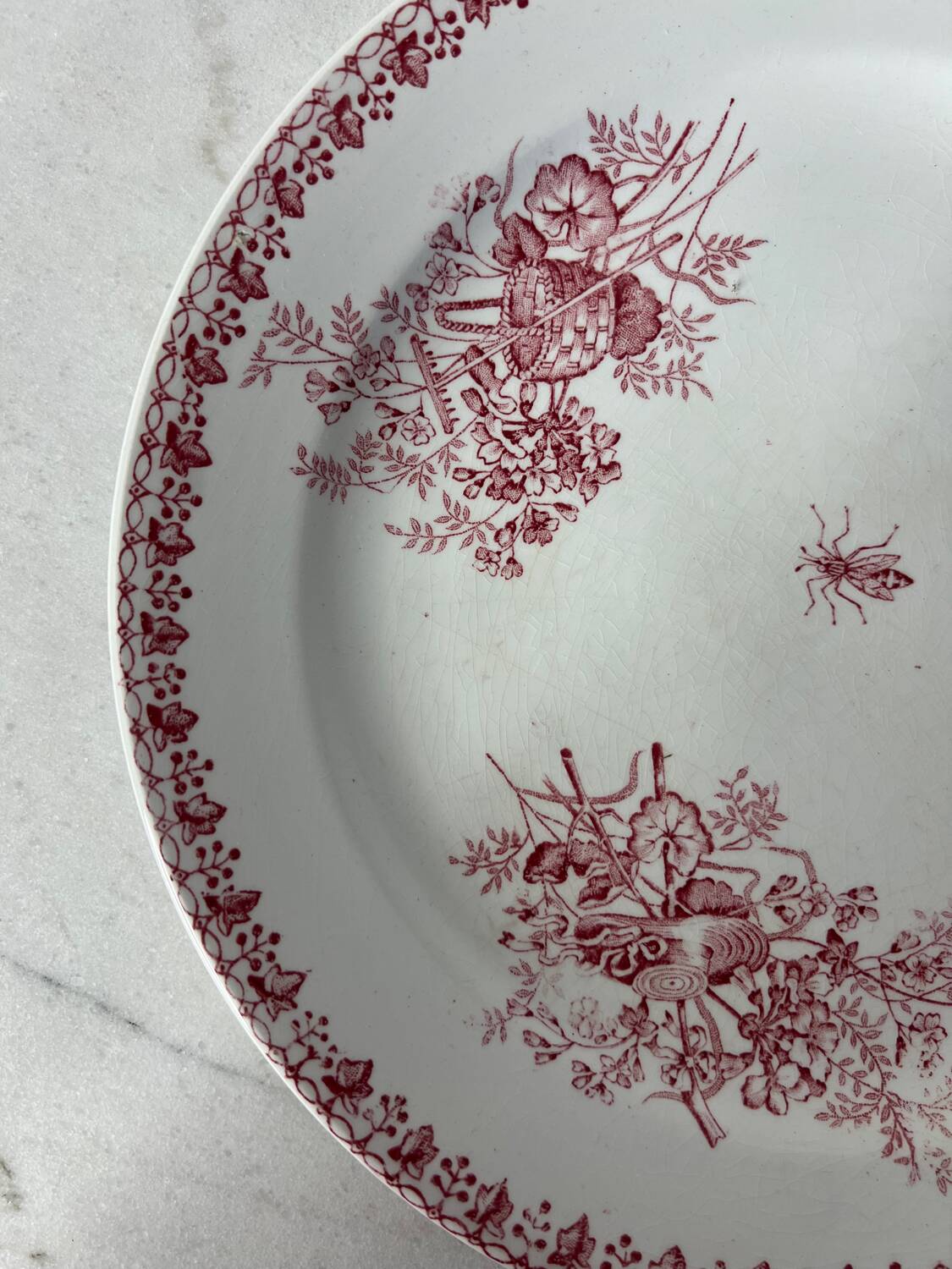 Round presentation dish, iron earth, Onnaing Moisson