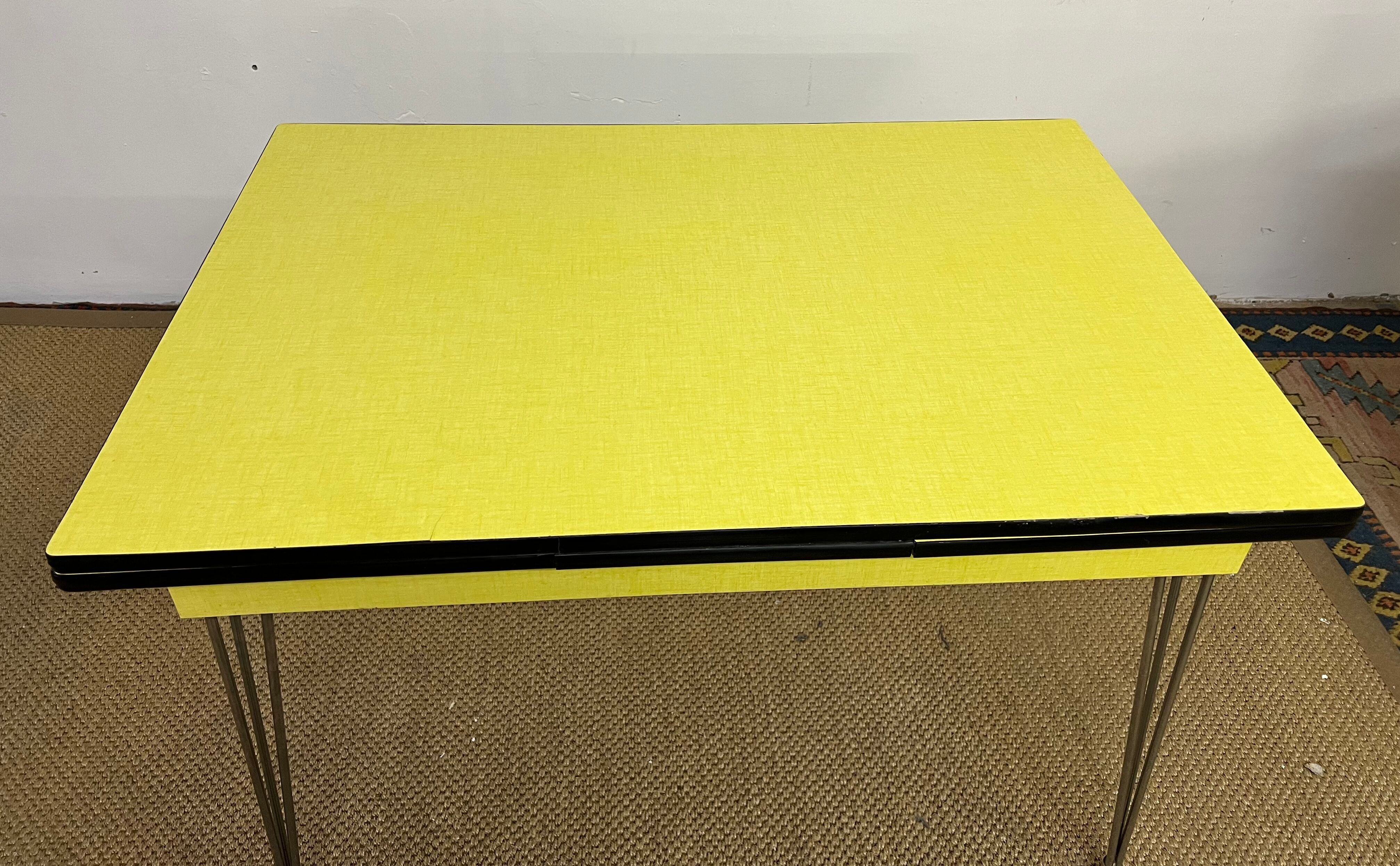 Table in Formica legs Eiffel
