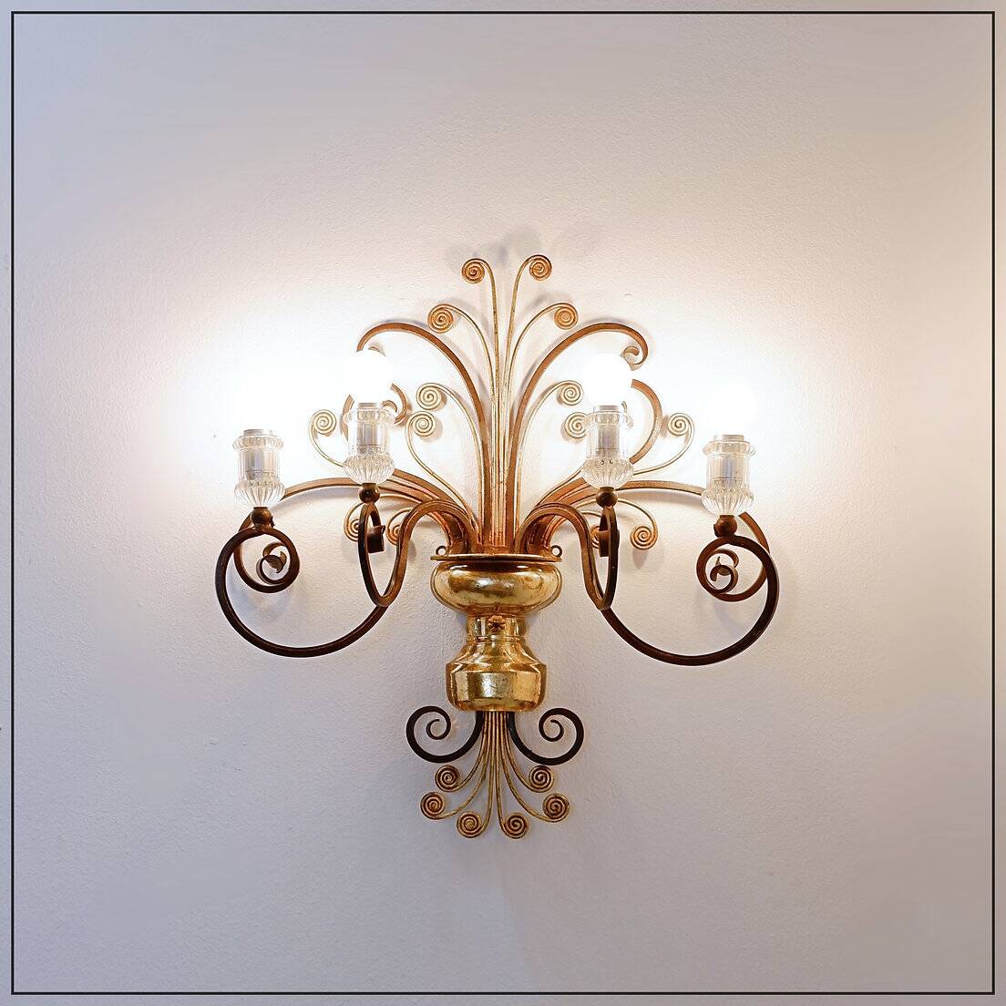 Applique en fer forgé et verre dans le style de la Maison Baguès