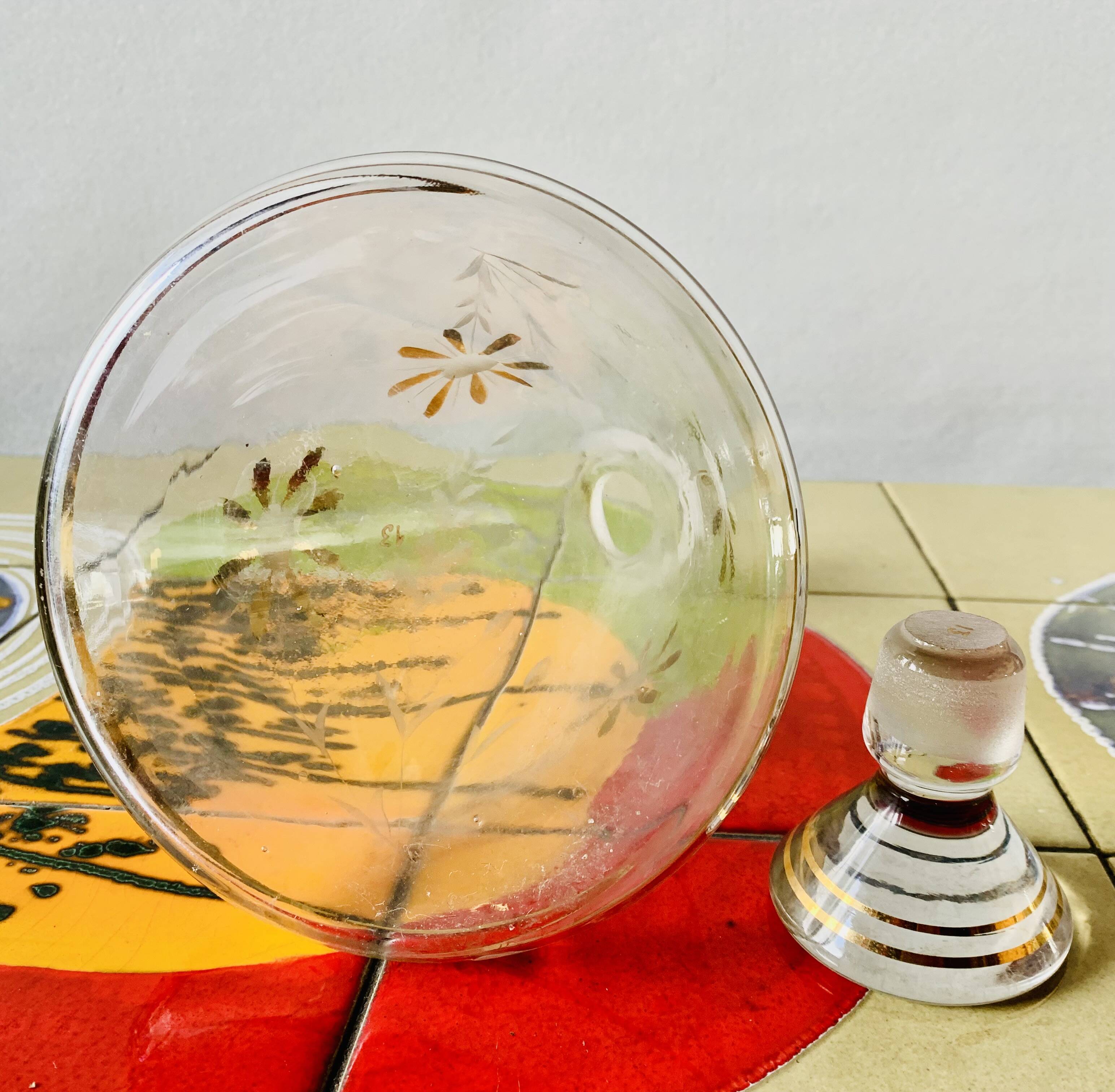 Ancienne carafe à liqueur en verre avec fleurs incrustées et dorures