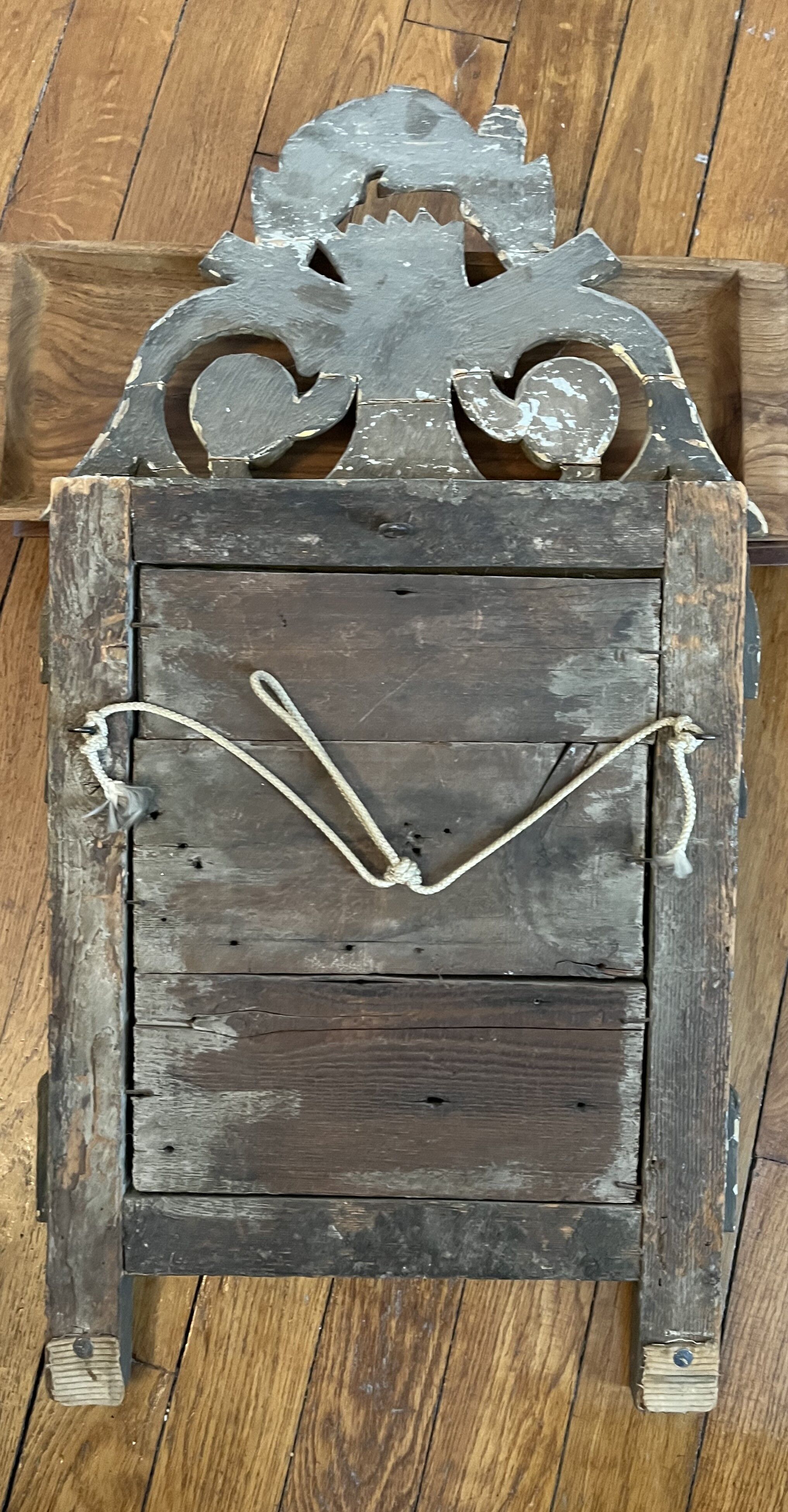 Miroir ancien en bois sculpté et doré XVIIIe, 68x35 cm