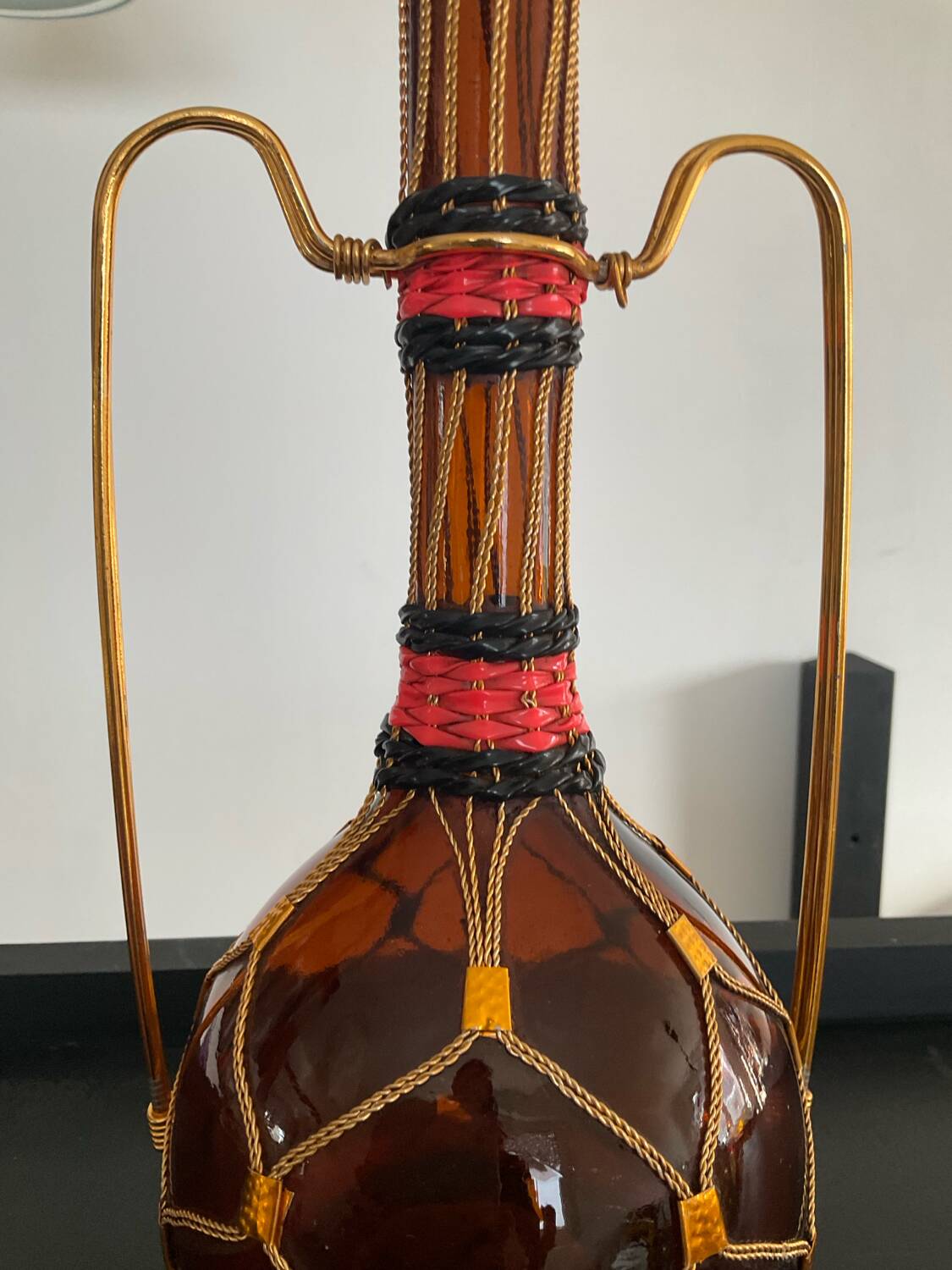 Carafe vintage en verre ambré,laiton et scoubidou
