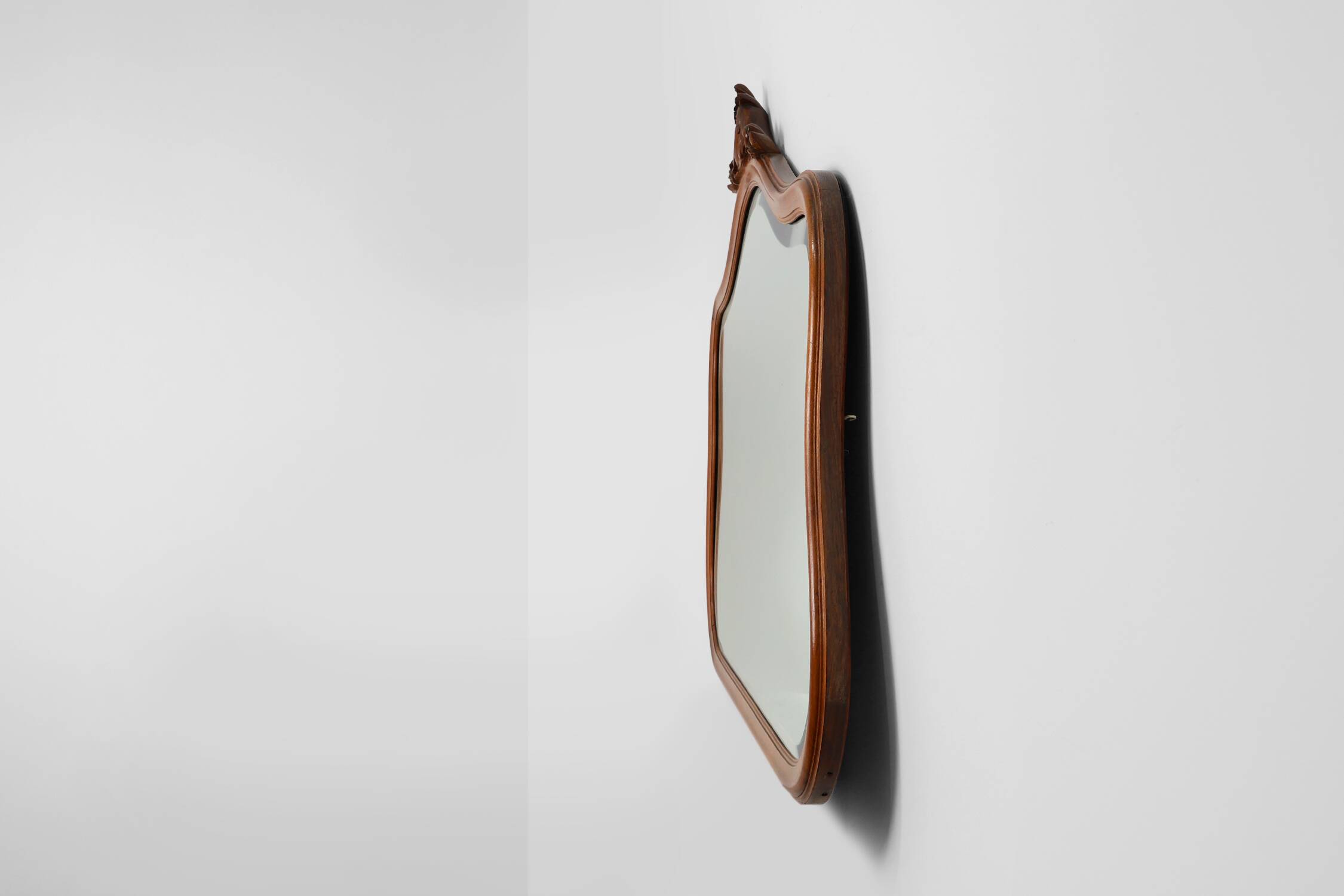 Miroir belge en chêne sculpté de style Louis XV du XXe siècle