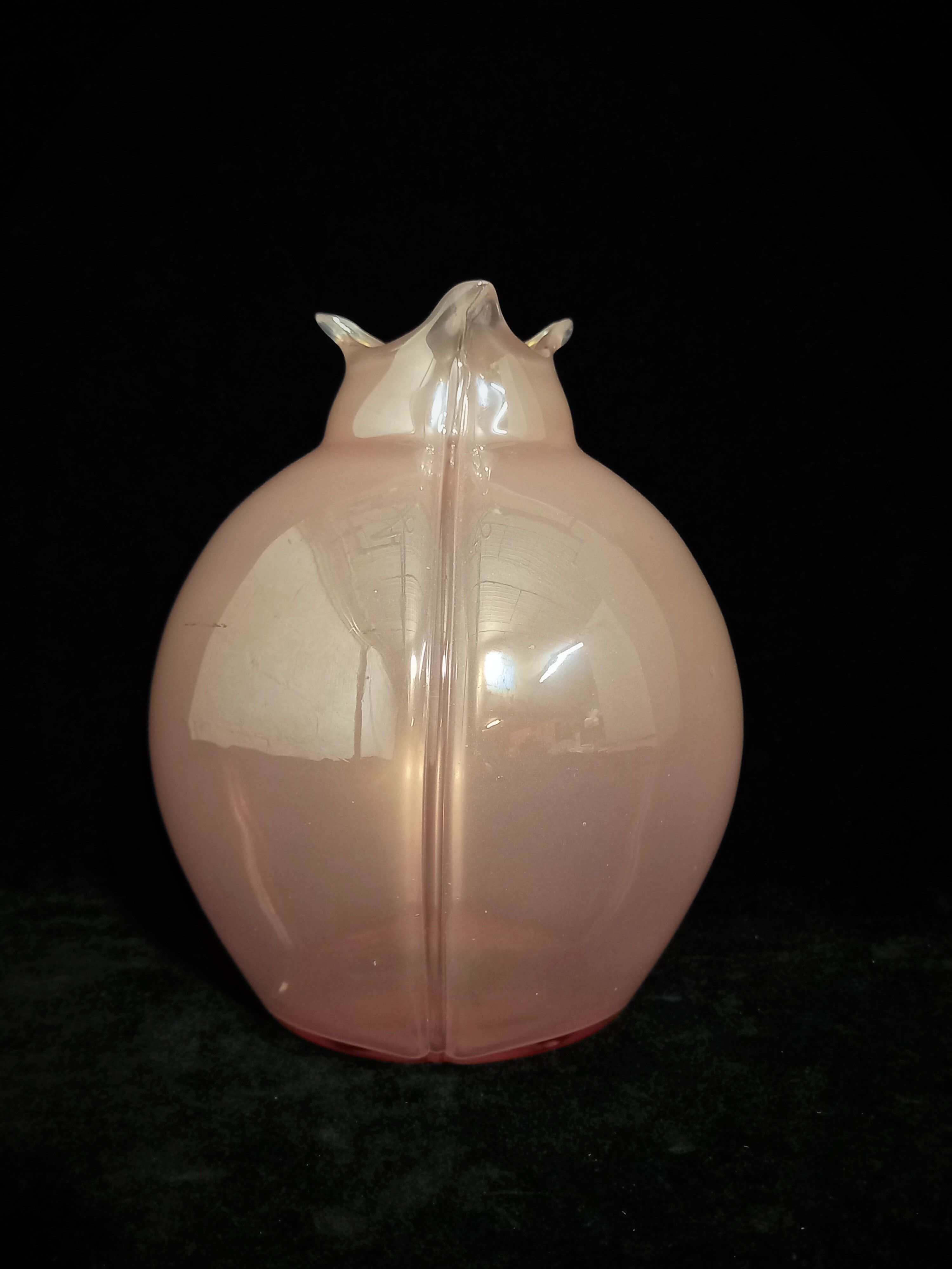 Pearl pink art glass vase with trilobe drawn edge