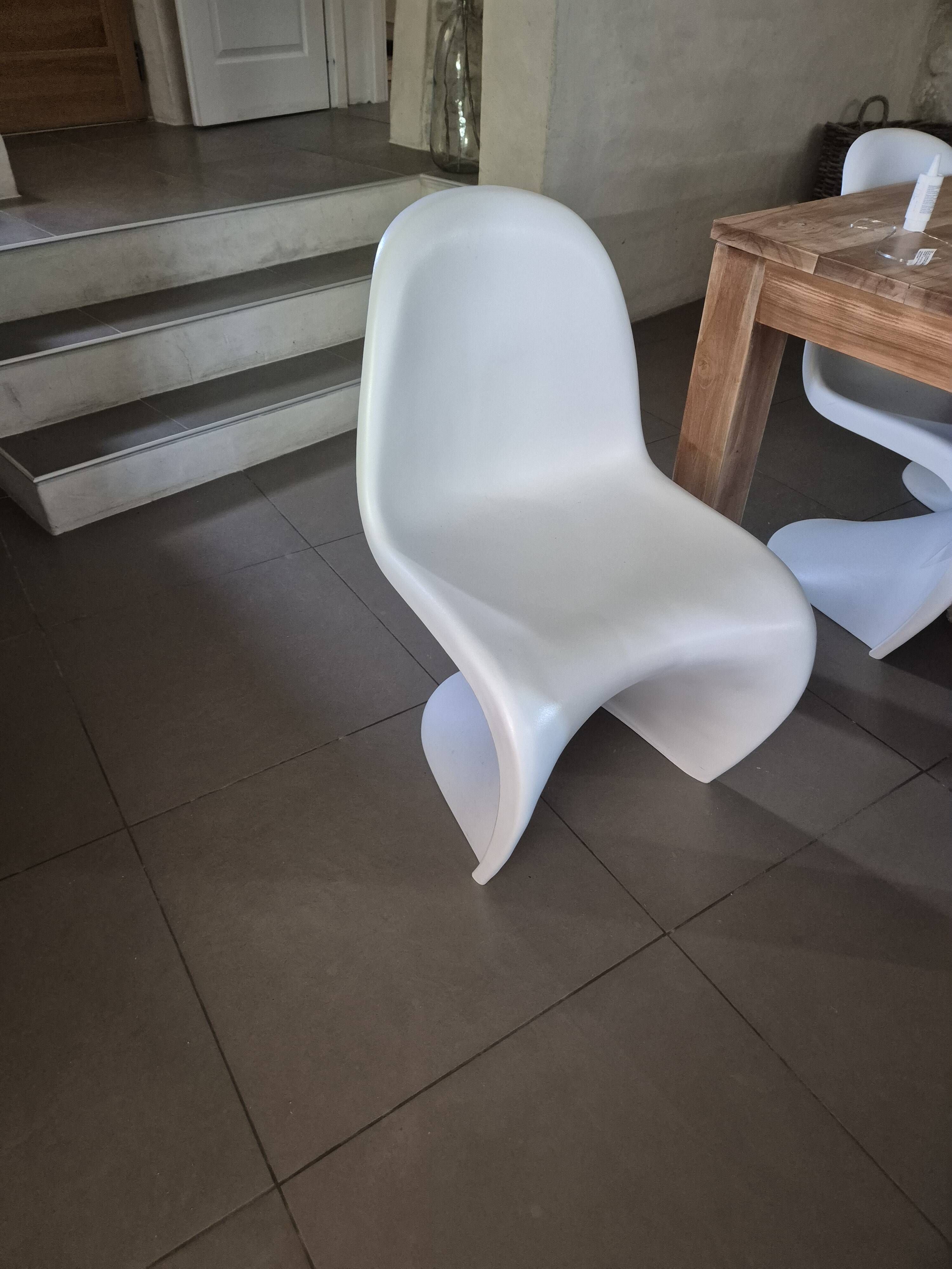 10 white chairs in the style of Verner Panton