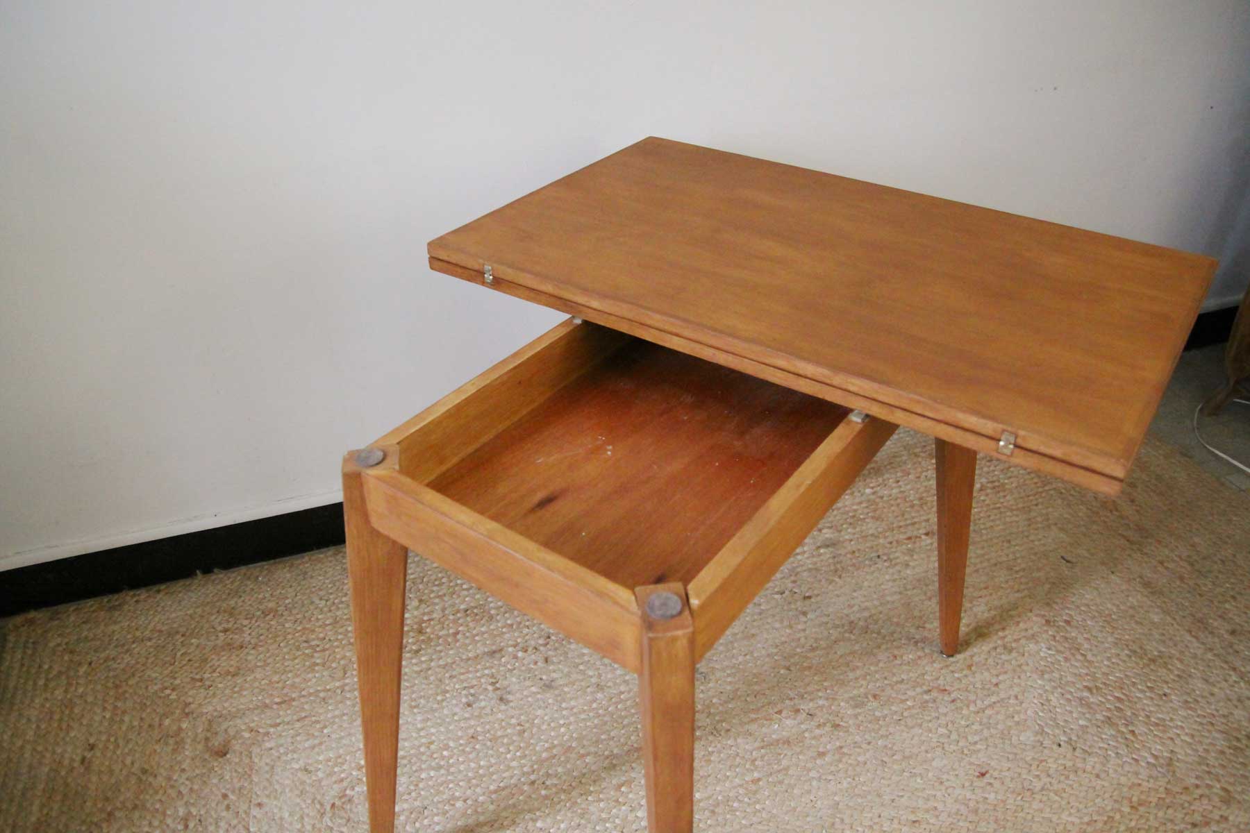 Scandinavian-style system table