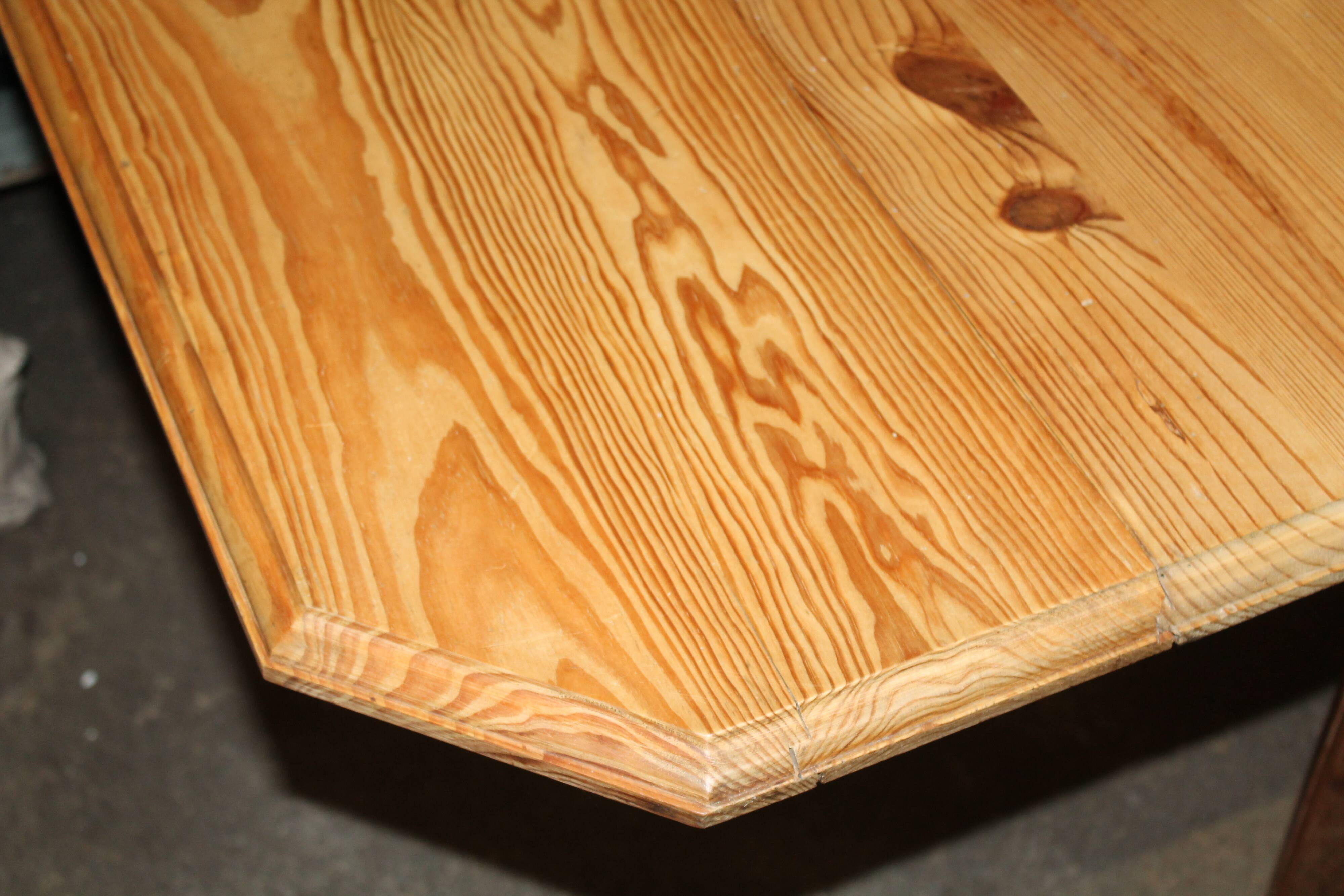 Solid pine stretch table