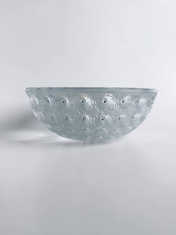 Coupe « Nemours » en cristal satiné et émaillé noir – signée Lalique