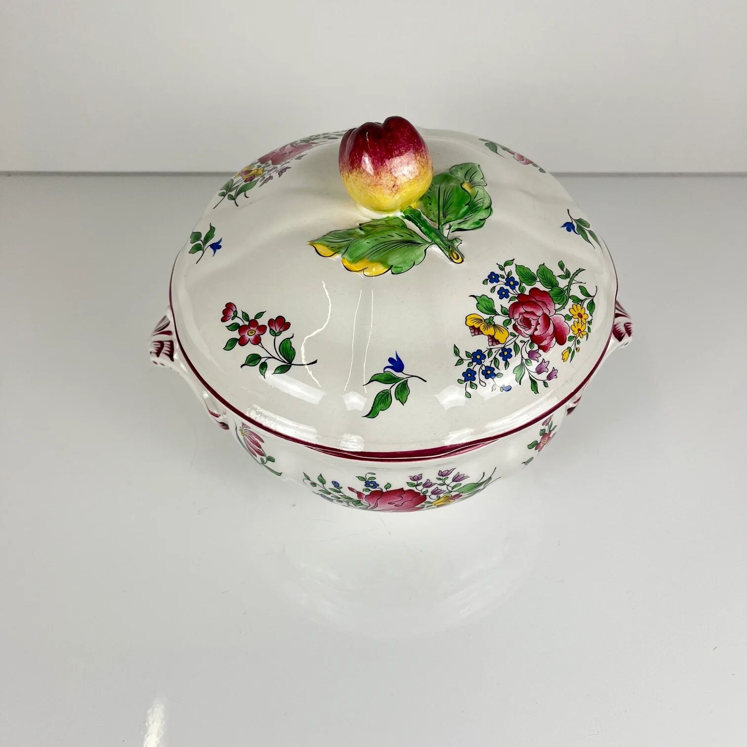 Small soup tureen KG Lunéville, model "Réverbère", rose pattern.