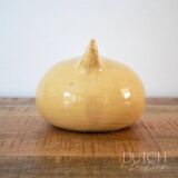 Poulet en céramique fait main, pièce de poterie d'atelier signée, coq jaune doux