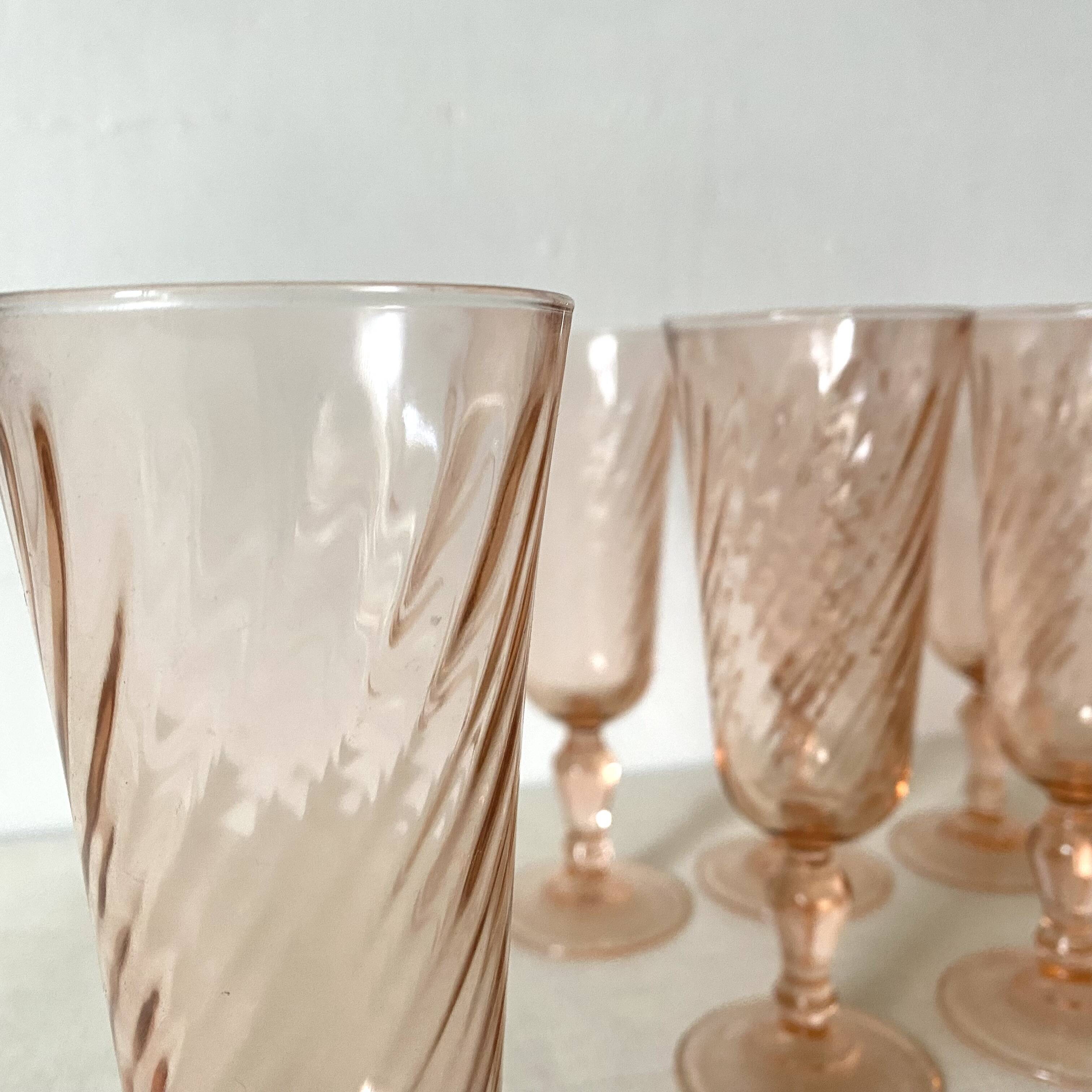 Flûtes à champagne en verre rose années 80