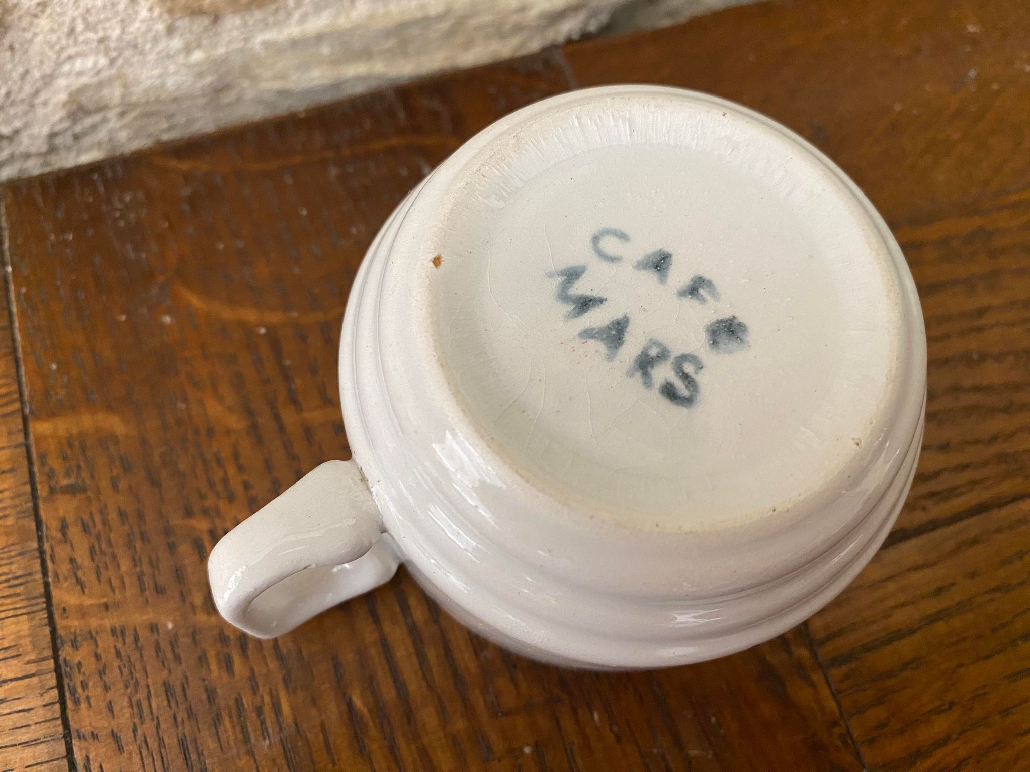 Tasse Café Mars décor rose bordeaux et liséré triangles bordeaux