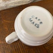 Tasse Café Mars décor rose bordeaux et liséré triangles bordeaux