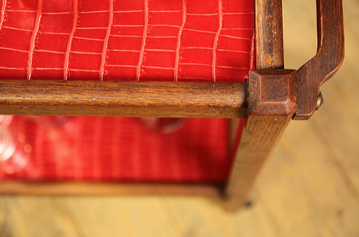 Serving in varnished chestnut and red leather