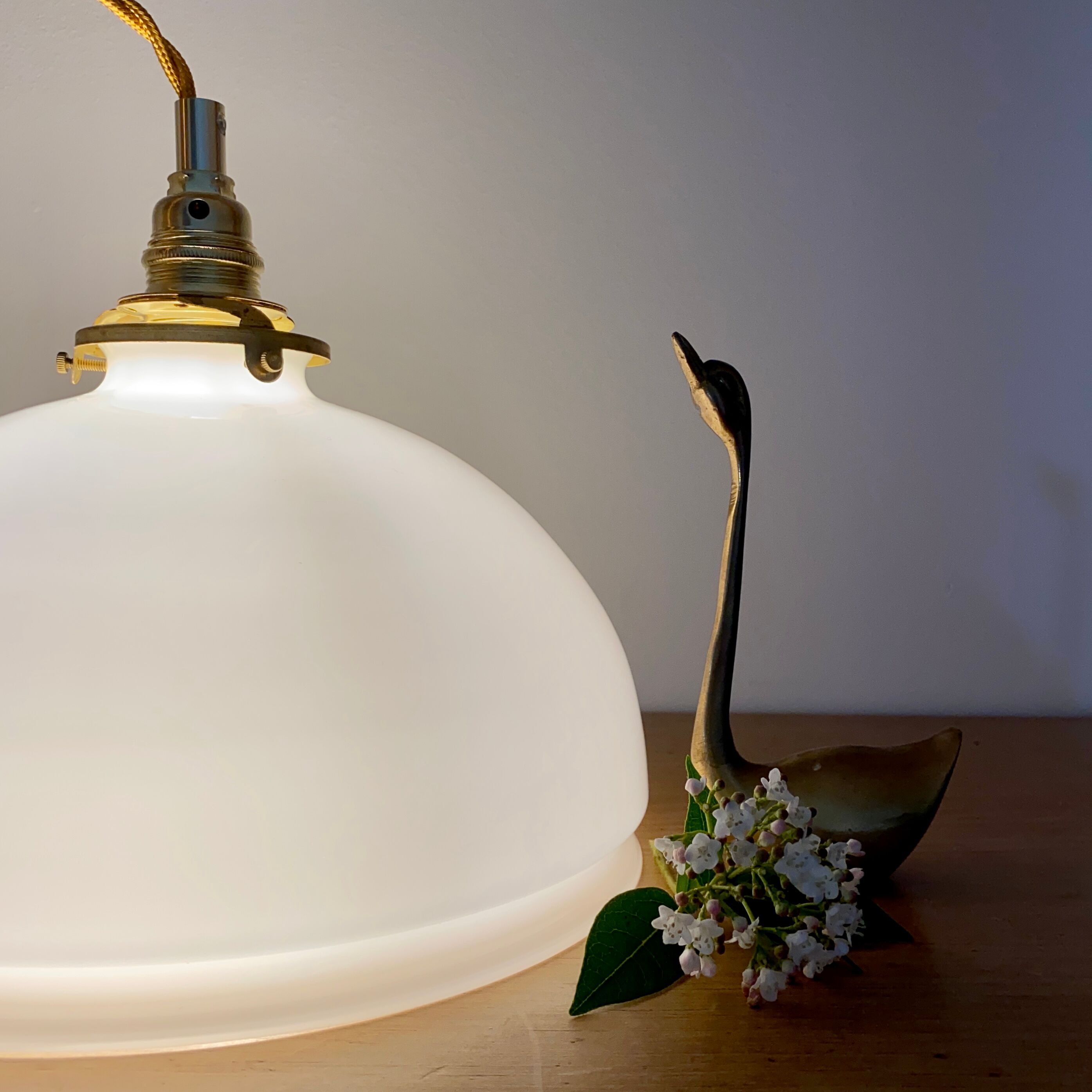 Vintage lampshade suspension in white opaline