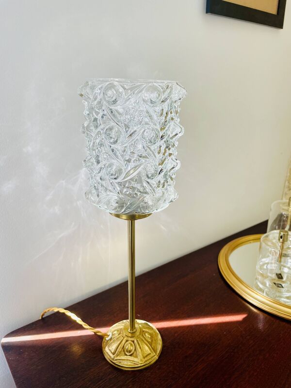 Lampe à poser pied en laiton doré et verre moulé texturé