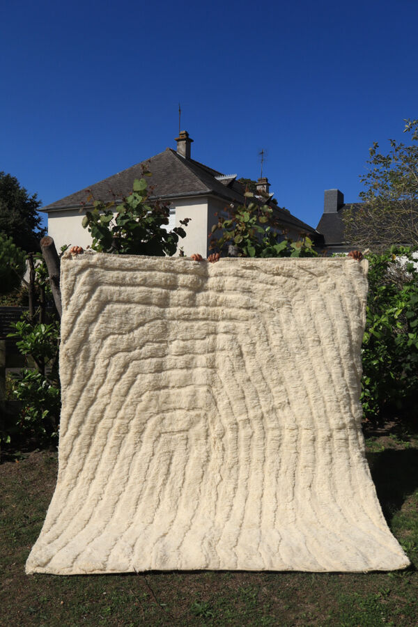 Tapis berbère beni ouarain blanc a motifs en reliefs abstrait