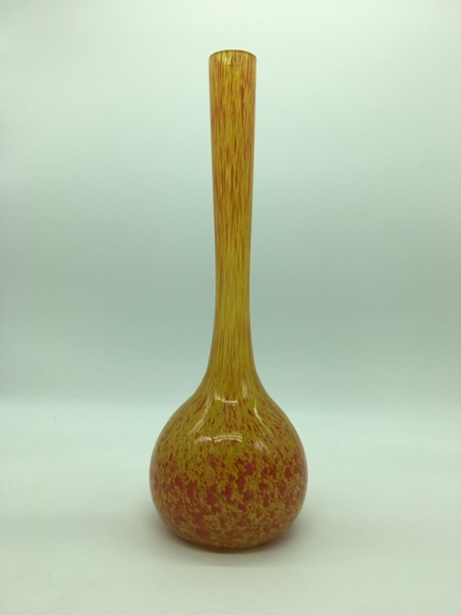 Vase à long col signé Mulaty de style Art Déco