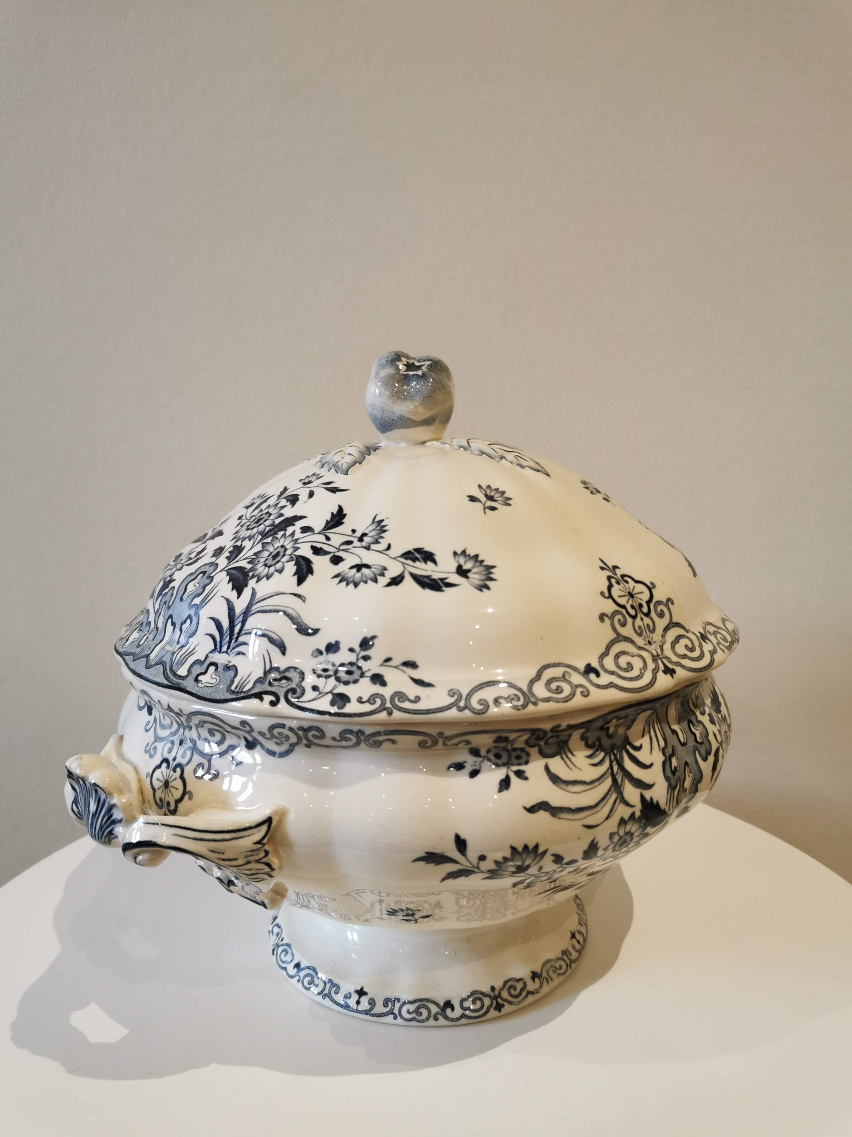 Soup pot Sarreguemines late nineteenth early twentieth century
