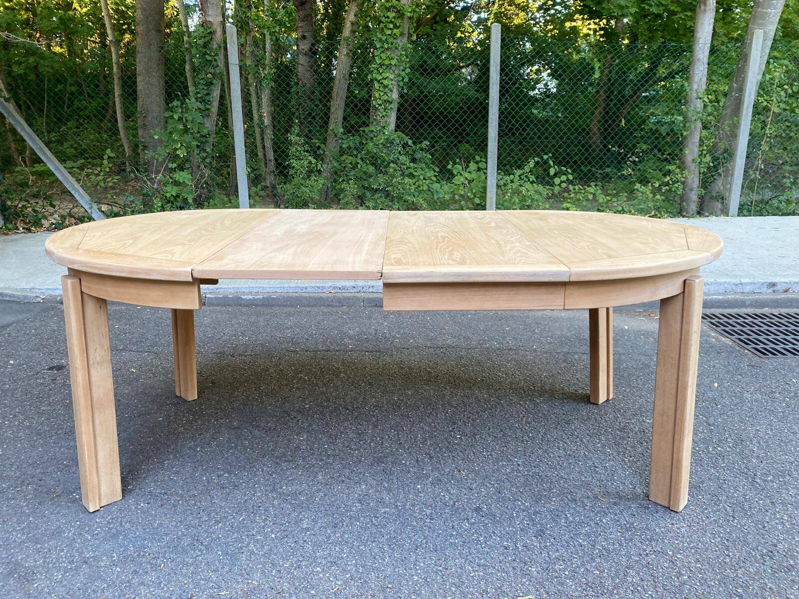Table à manger scandinave ronde extensible décapée en chêne brut 1970