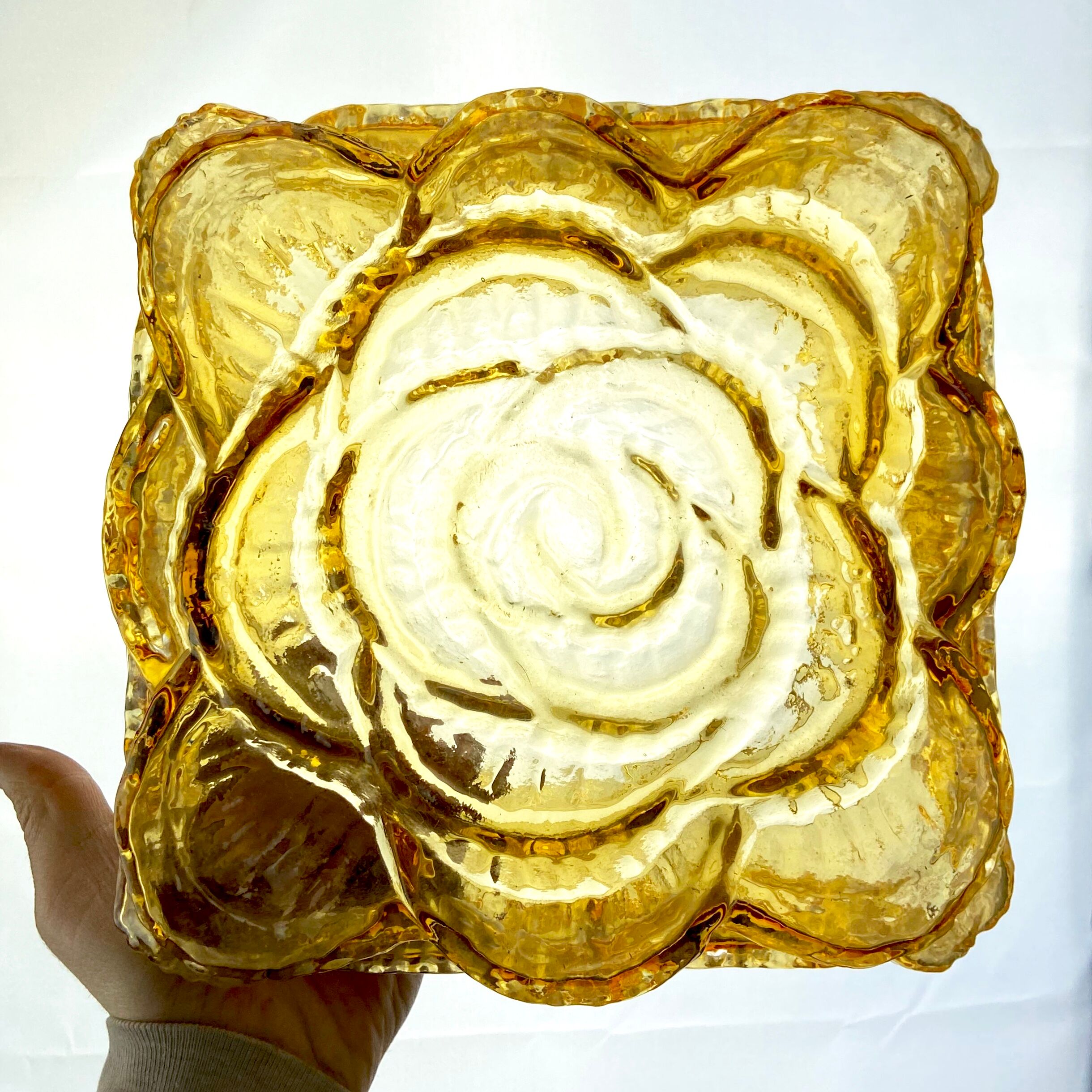 Plafonnier carré en verre jaune motif floral - 23 x 23 cm