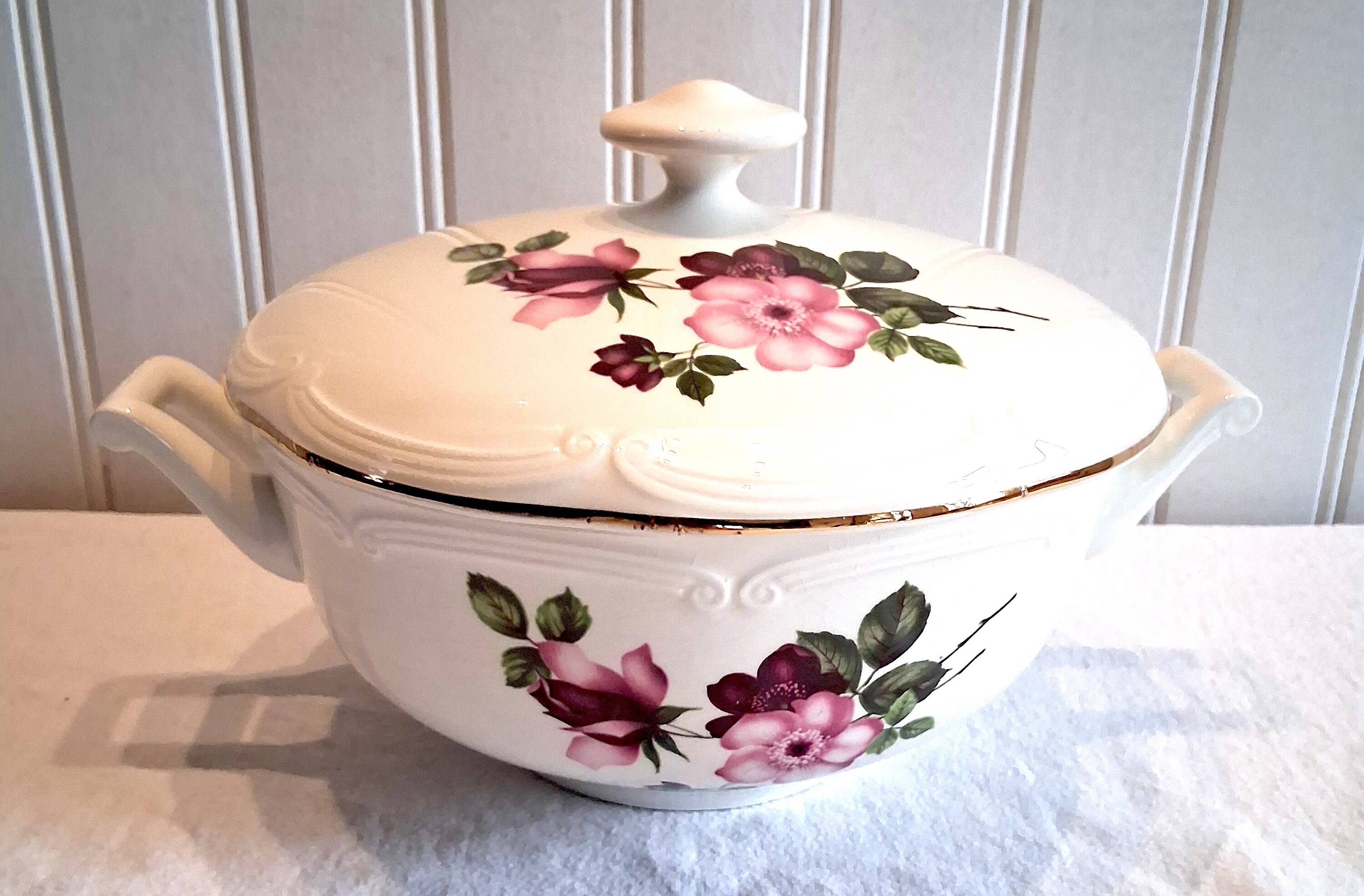 Very pretty soup tureen from Gien model "Chinon" in very good condition.