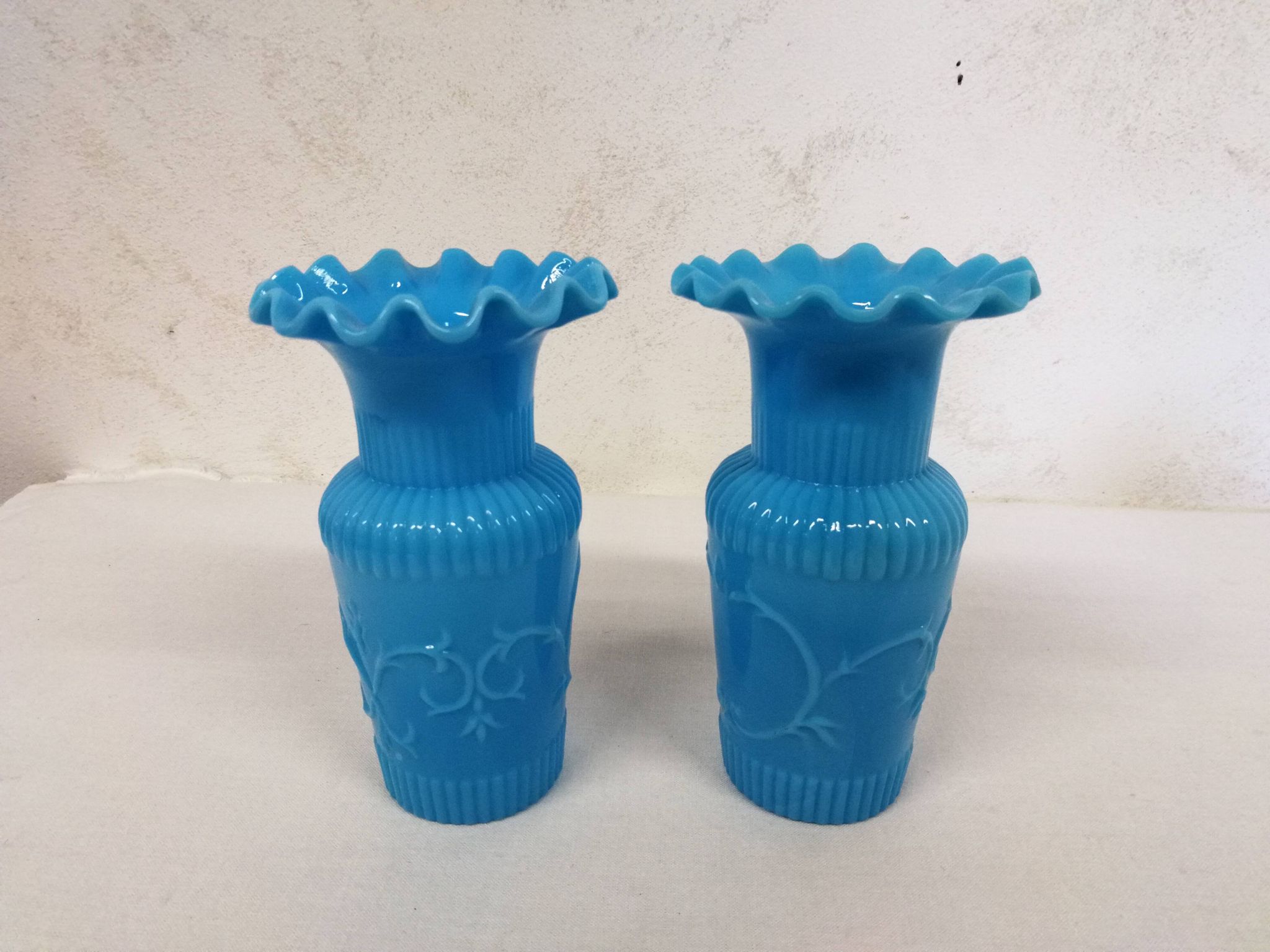 Paire de vases en opaline bleu