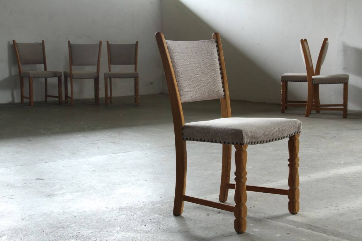 Ensemble de six chaises de salle à manger en chêne vintage danois, style Henning Kjærnulf, années 1960.