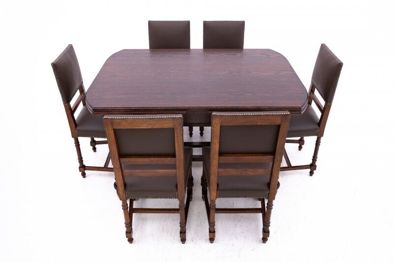 Antique table with 6 chairs from around 1880. After renovation.