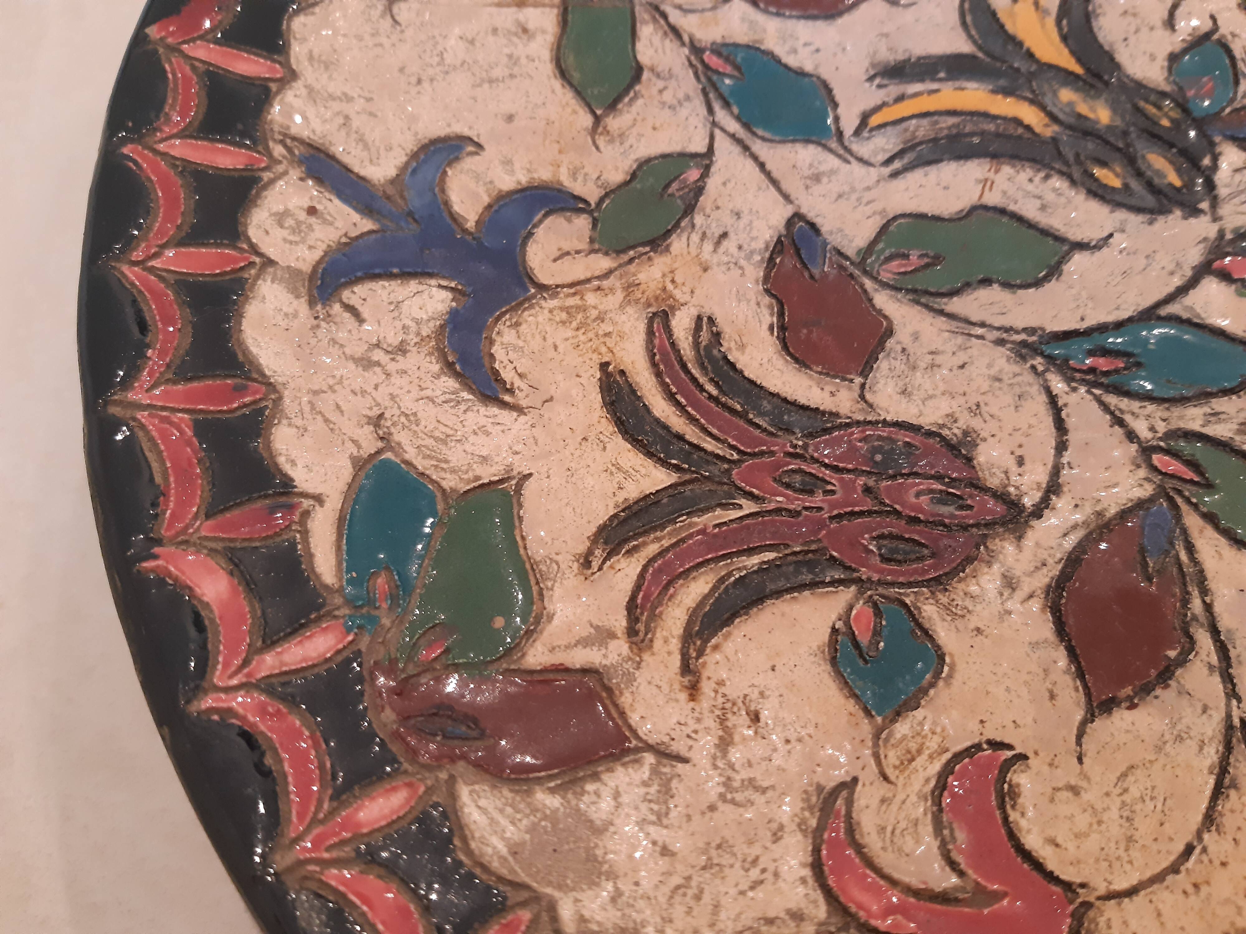 Flat plate by Jérôme Massier, from Vallauris, cracked. Decoration in slight relief.