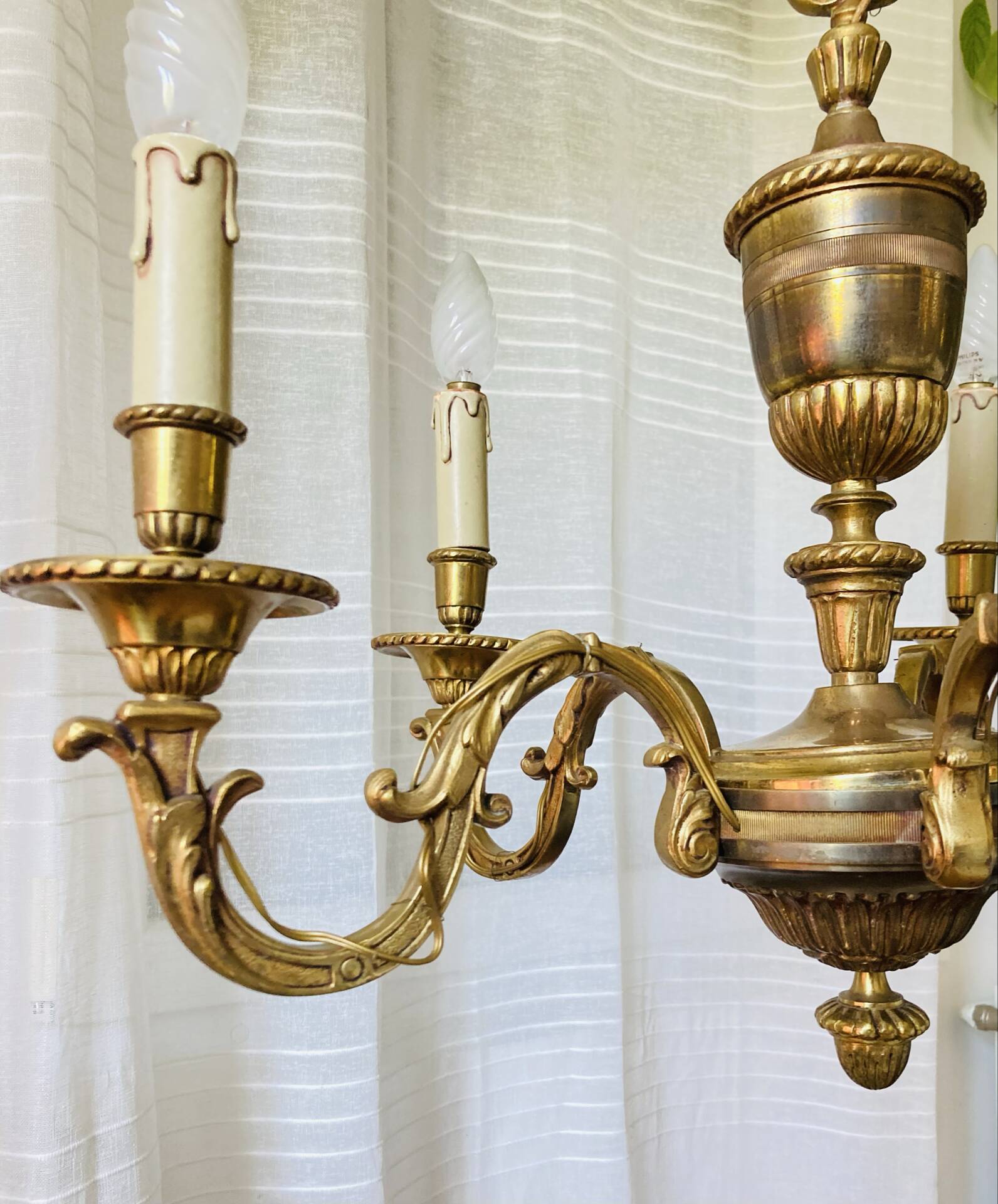 Louis XV style chandelier from the mid-20th century in solid gilded bronze.