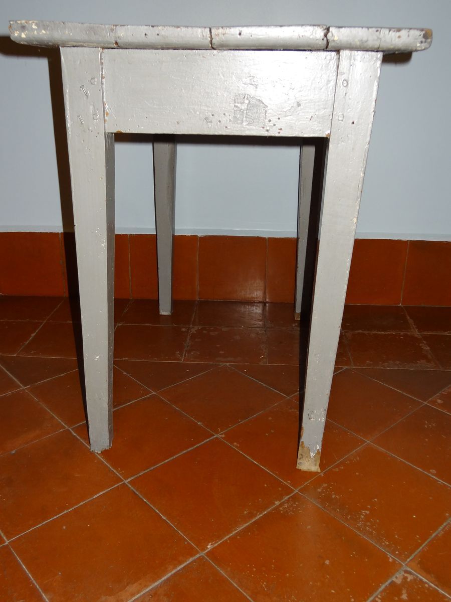 80 x 52 cm side table