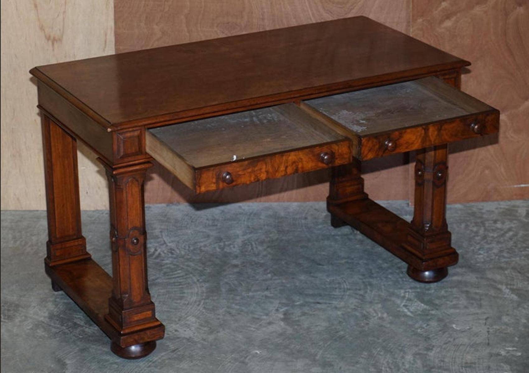 Renaissance writing table in flamed walnut, Pugin style, around 1850.