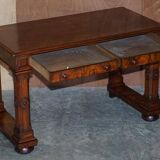 Renaissance writing table in flamed walnut, Pugin style, around 1850.