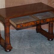 Table d'écriture Renaissance en noyer flamé style Pugin, vers 1850