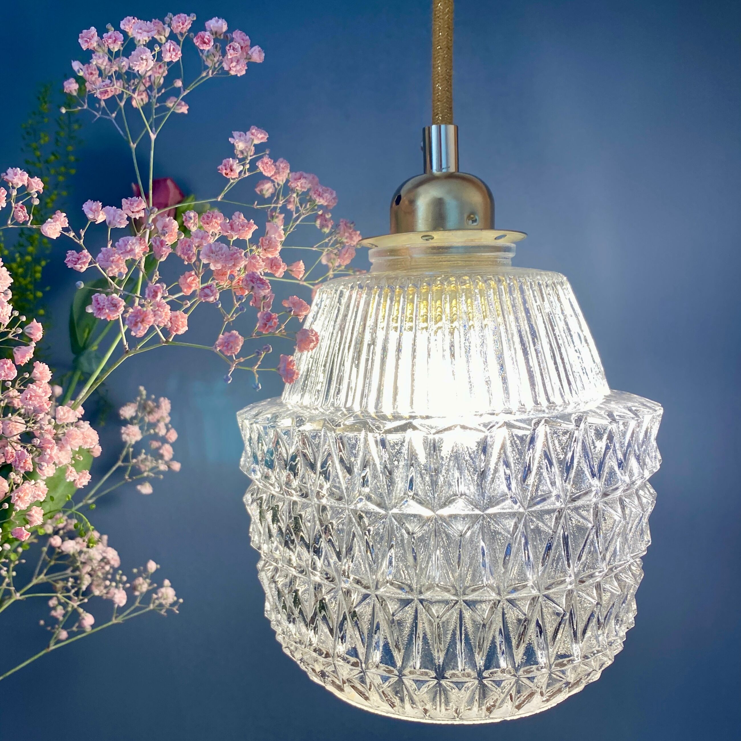 Suspension globe vintage en verre moulé transparent