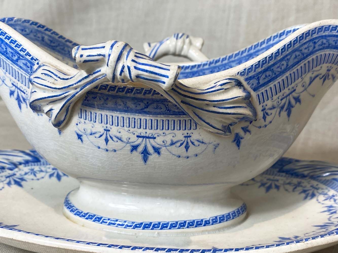 Ensemble B&Cie, Creil and Montereau, saucier with standing cup