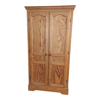 Wardrobe for children's room in pine