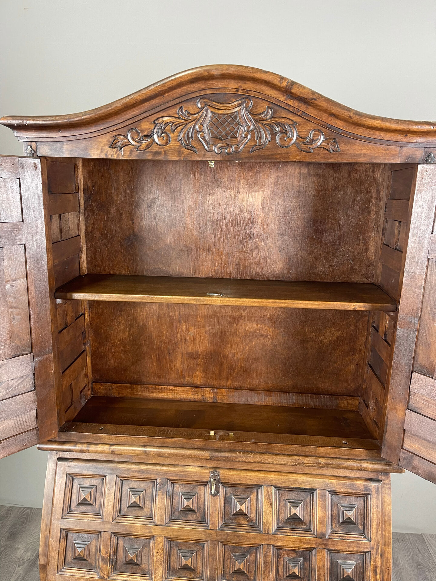Bureau d'écriture en bois sculpté, style néo-Renaissance, fin du 19e siècle