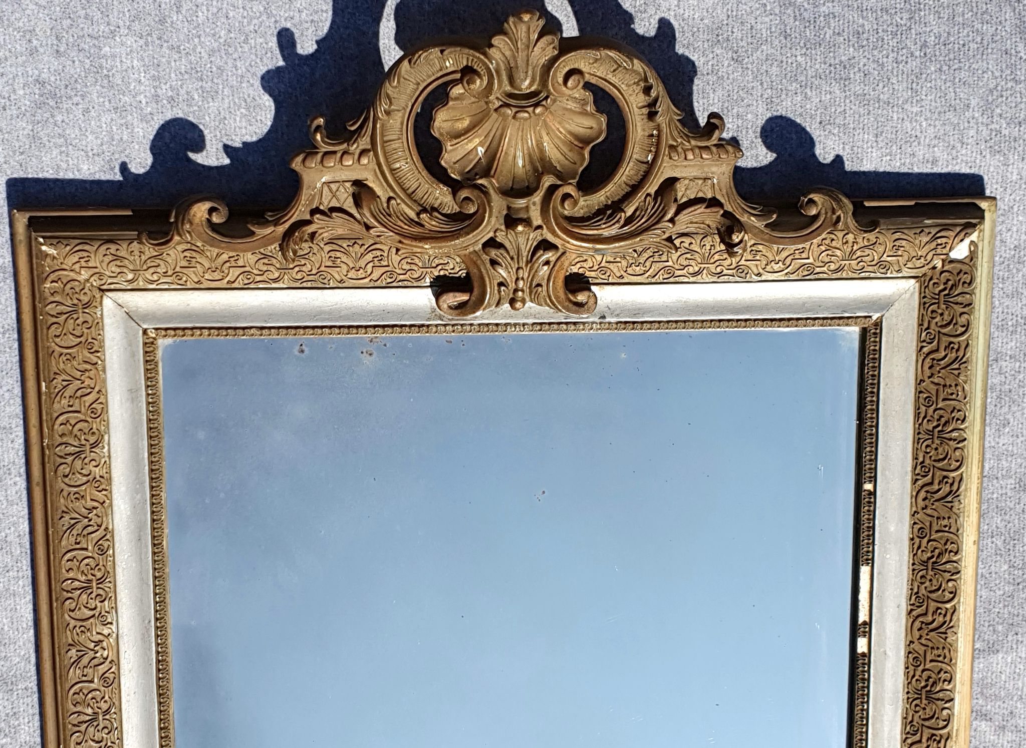 Miroir à fronton or et argent 71x115cm