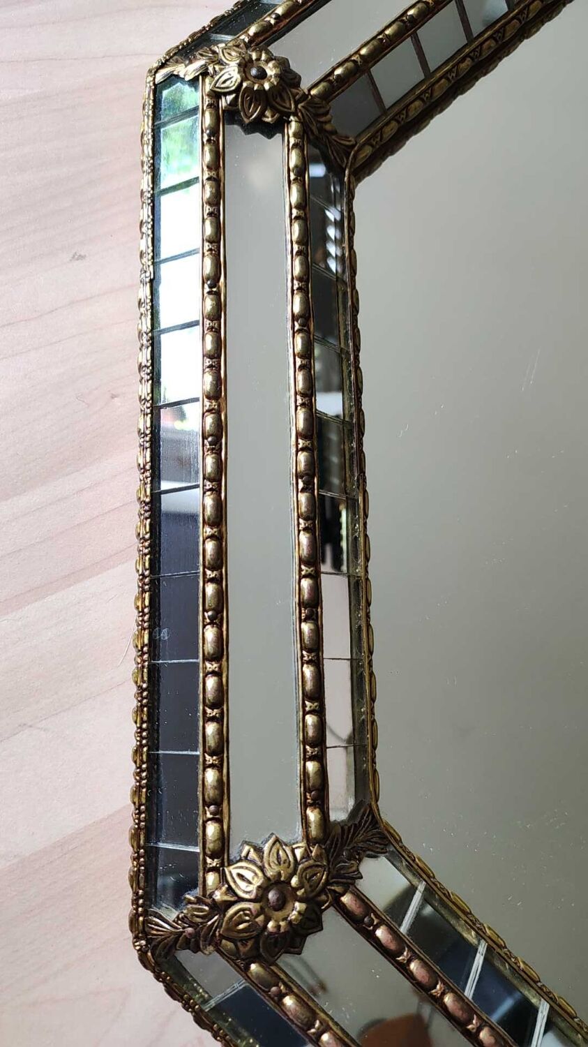 Venetian octagonal mirror murano style. a parecloses/facets. floral and beaded decoration 60 x 60 cm