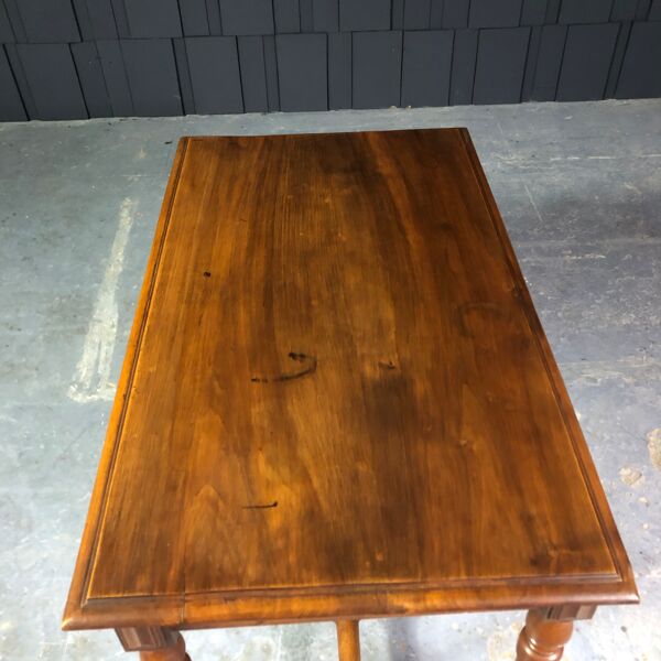 Table de style louis xiii