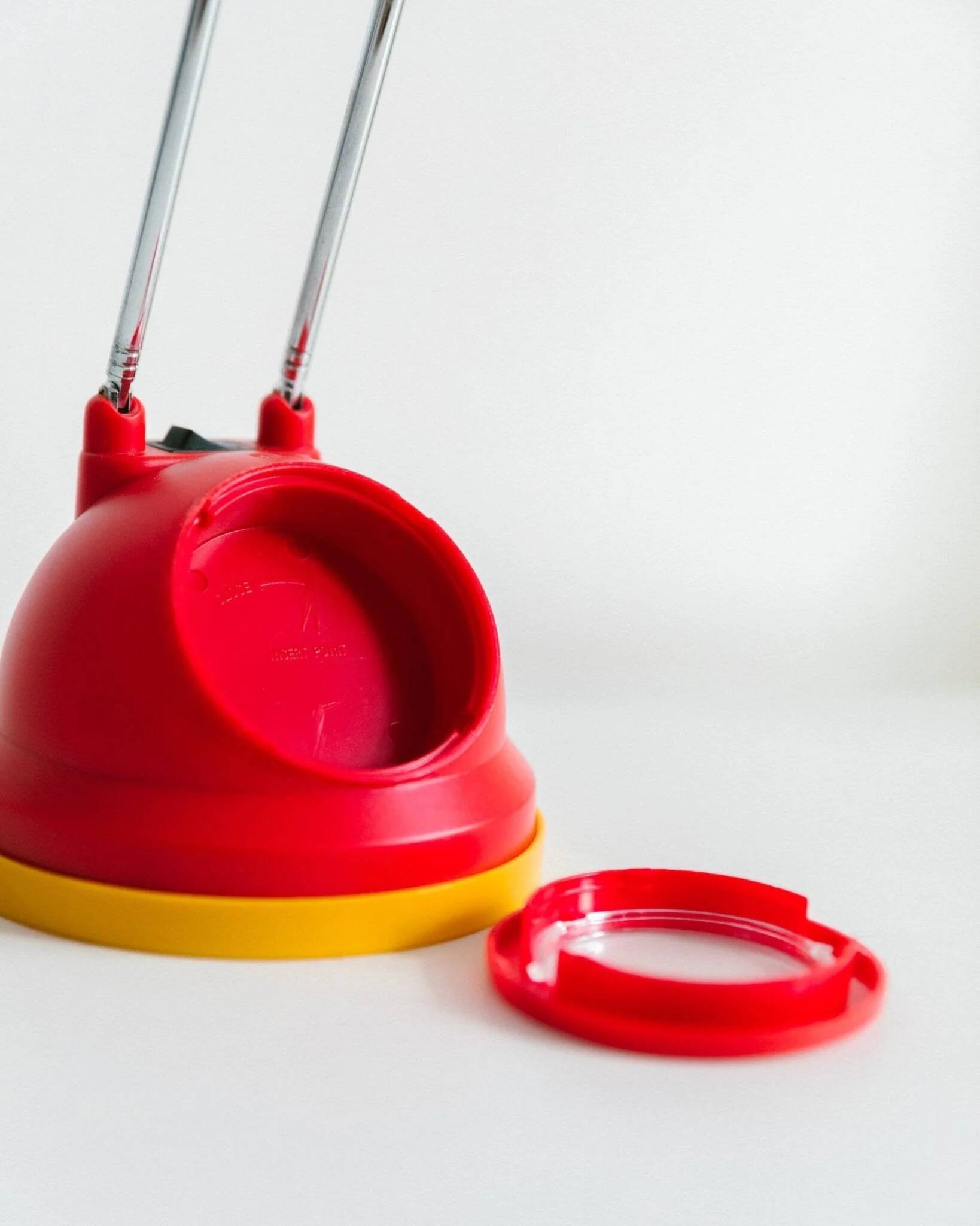 Blue-painted metal shade, chrome articulated arm desk lamp in Memphis-style 80s Pop Art with red base and yellow accents