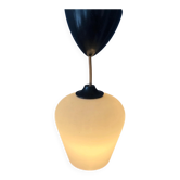 Petite suspension en verre opaline tulipe inversée Mid-Century