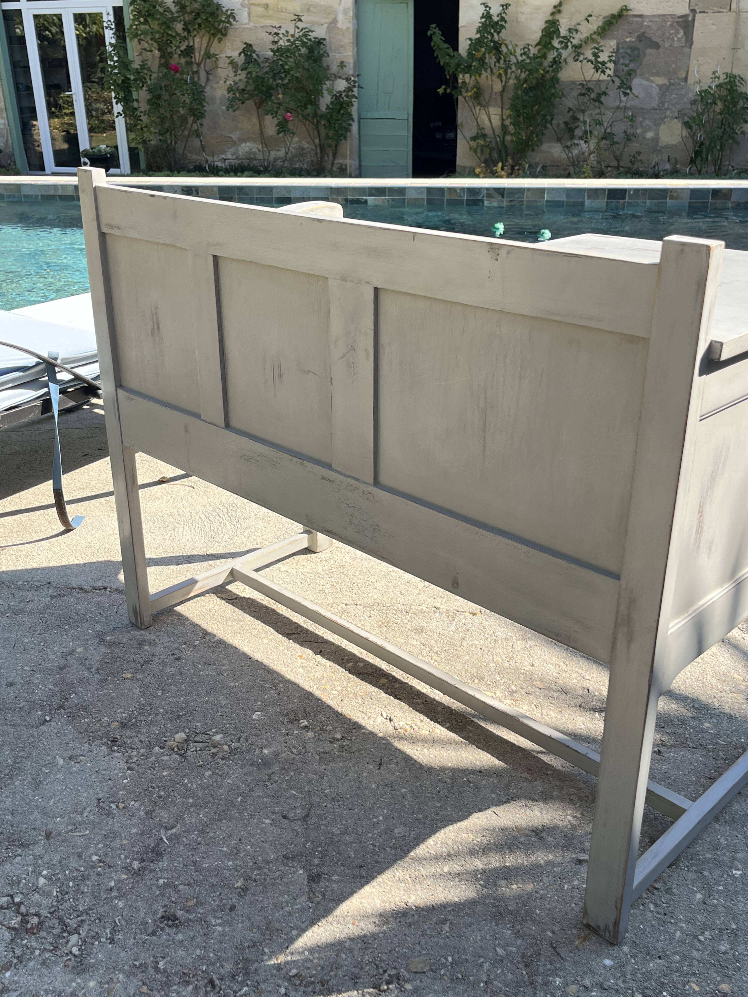 Vintage furniture revamped – old telephone table, wood & white