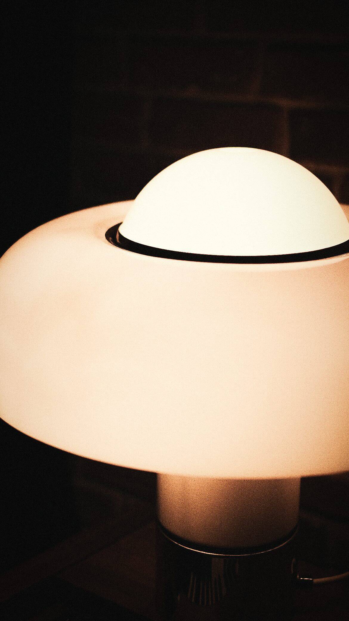 Lampe de table Brumbury par Luigi Massoni, Guzzini, design italie 1970