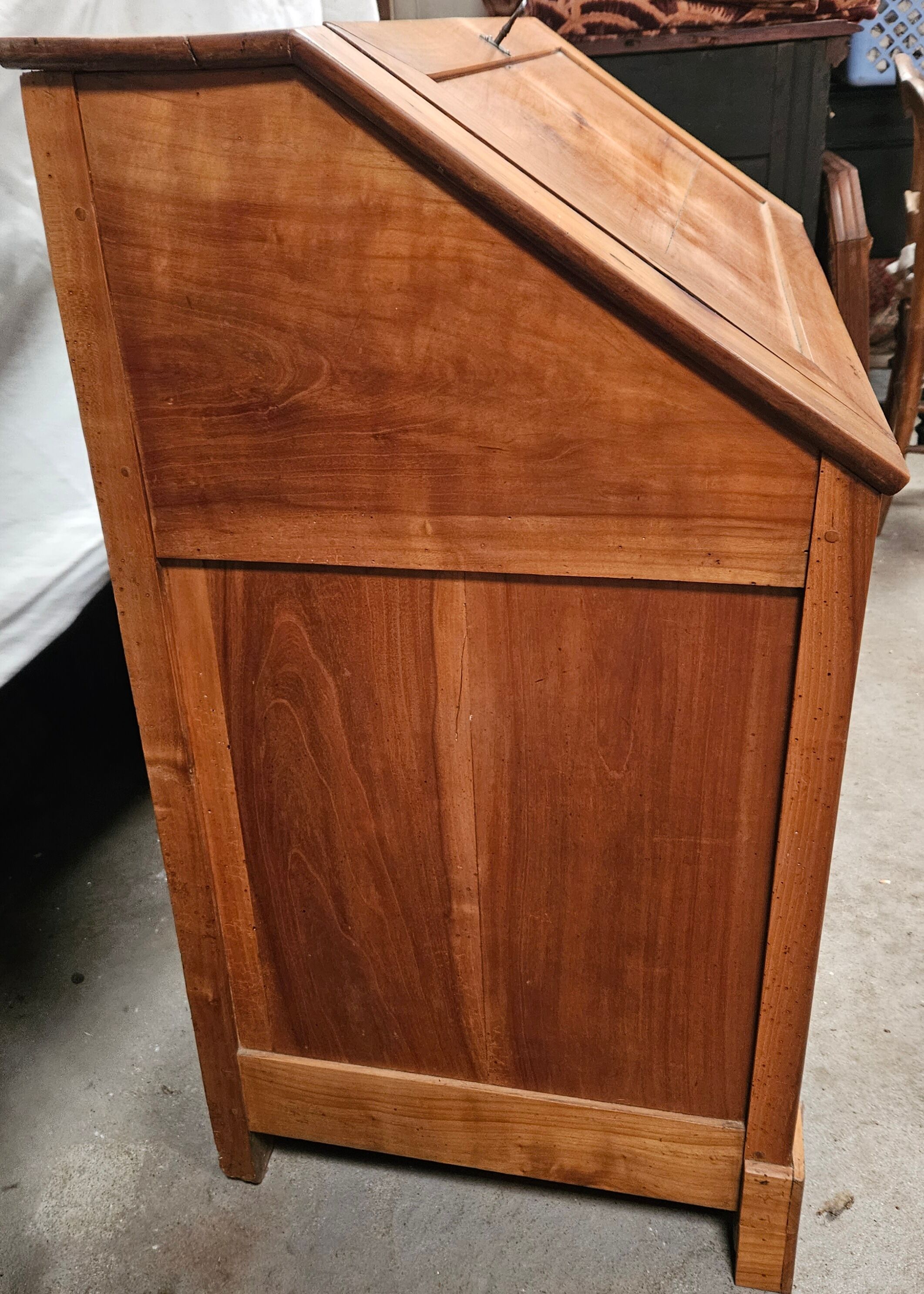 Slope desk in blond cherry wood